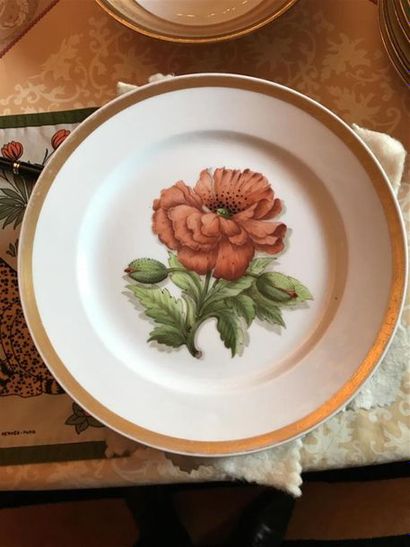 PARIS
Douze assiettes à décor au centre de...