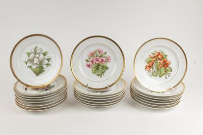 PARIS
Douze assiettes à décor au centre de...