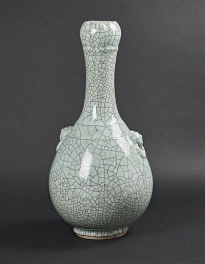 CHINE
Grand vase balustre en porcelaine céladon...