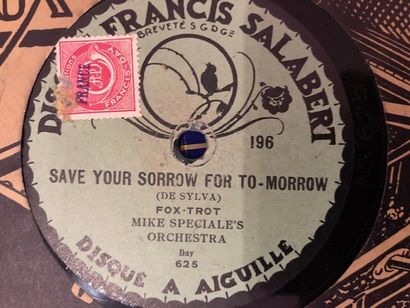 
Lot de 28 disques 78 tours dans leurs pochettes...
