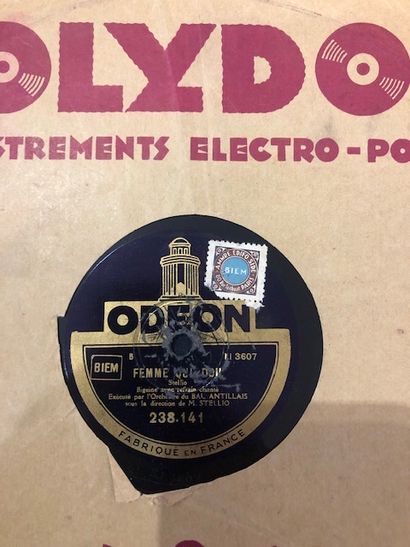 Lot de 20 disques 78 tours dans leurs pochettes...