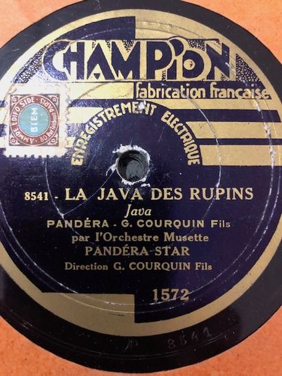 
Lot de 28 disques 78 tours dans leurs pochettes...