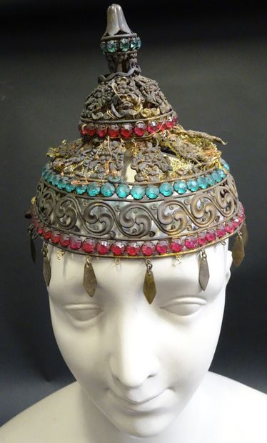 COIFFE NIJINSKI. Coiffe avec perles. Provenance...