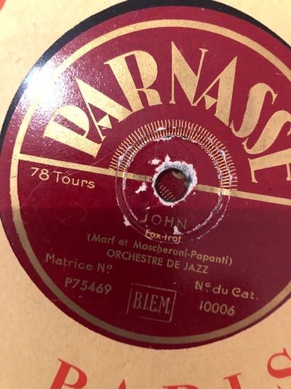
Lot de 28 disques 78 tours dans leurs pochettes...
