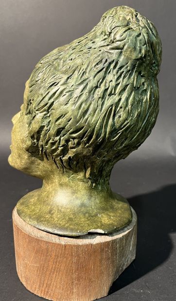 VIETNAM. Sculpture du visage d'une jeune...