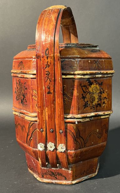 CHINE. Pannier garde manger en bois laqué...