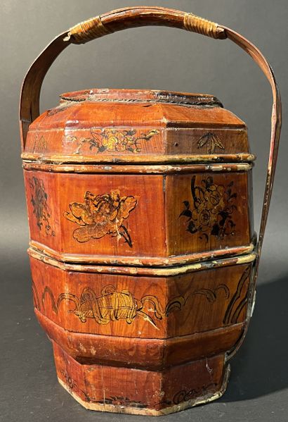 CHINE. Pannier garde manger en bois laqué...