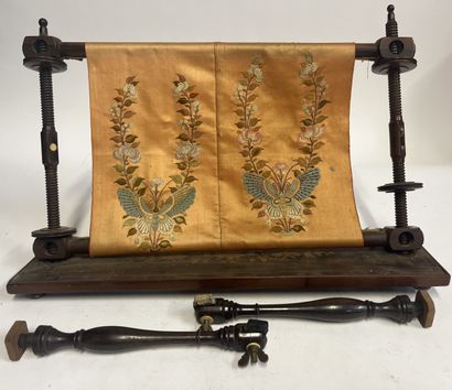 Métier à tisser en bois vers 1900 avec broderie...