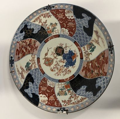 JAPON - Début XIXème - Grand plat rond peint...