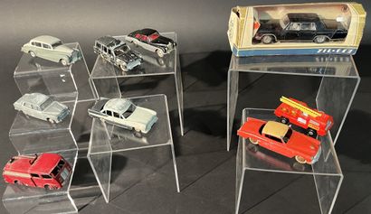 DINKY TOYS. 3 voitures + une voiture 