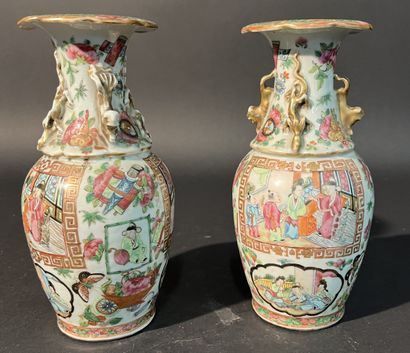 CHINE : Paire de vases en Canton vers 1900....
