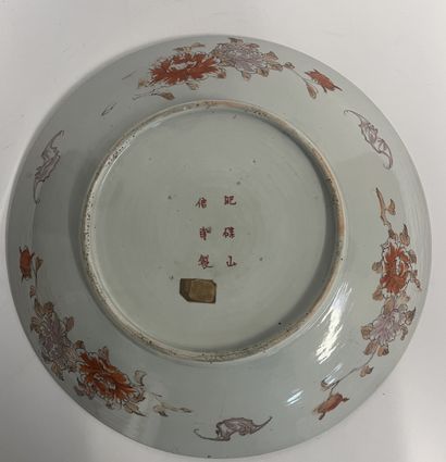 JAPON - Grand plat en porcelaine, époque...
