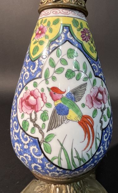 Grande aiguière en porcelaine surmonté d'un...
