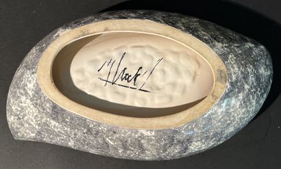 Plat en céramique vers 1960, signé au dos....