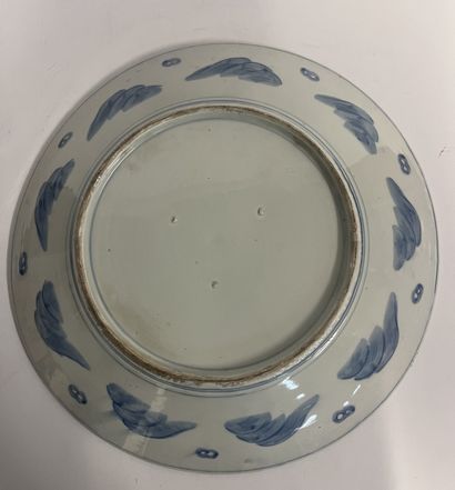 JAPON - Grand plat en porcelaine, époque...