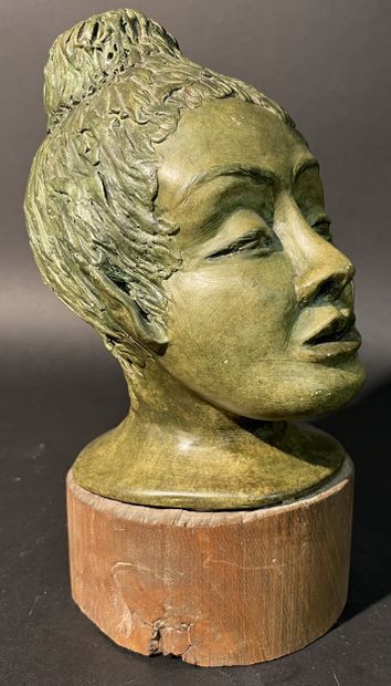 VIETNAM. Sculpture du visage d'une jeune...