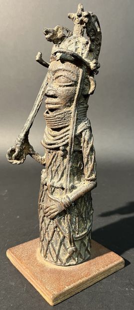 BENIN. Statuette en bronze représentant un...