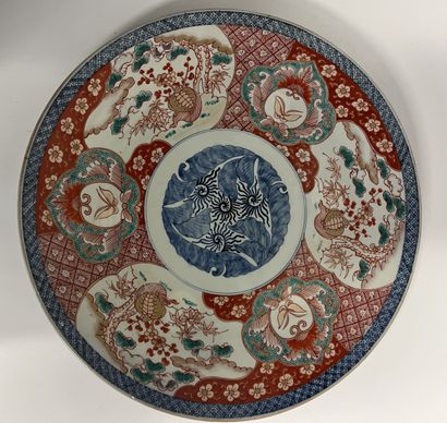CHINE - Début XIXème - Grand plat rond peint...