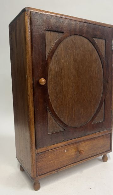 Armoire de poupée vers 1950 en bois. Travail...