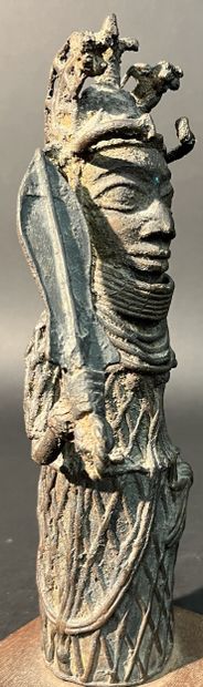 BENIN. Statuette en bronze représentant un...