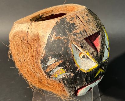Sculpture d'une tête de singe polychrome...