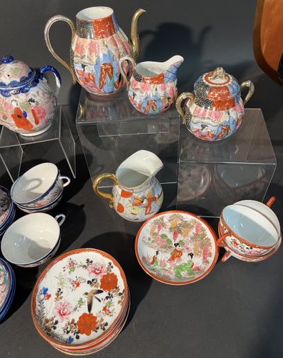 JAPON : Différents service à thé en porcelaine...