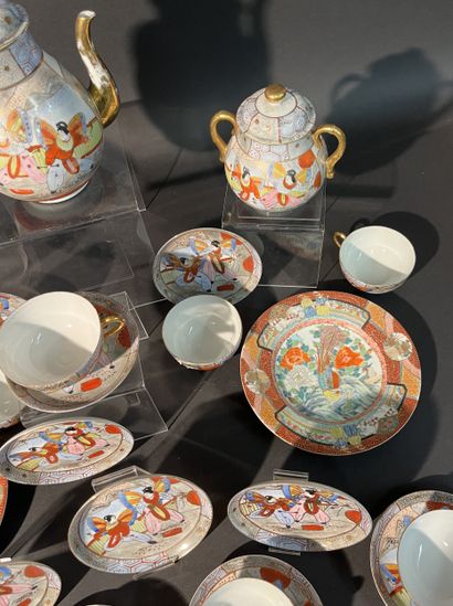 Service à thé japonais, assiettes, bol et...