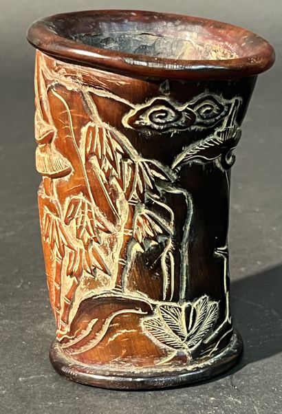 CHINE vers 1900. Pot porte crayon sculpté...