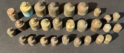 Collection de 27 poids divers dans une b...