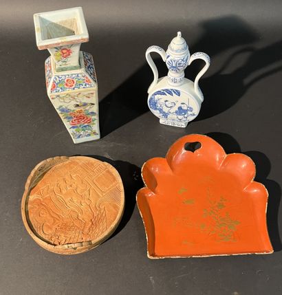 CHINE: Une gourde en porcelaine avec marque...