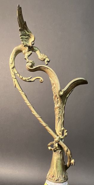 Grande aiguière en porcelaine surmonté d'un...