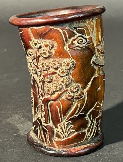 CHINE vers 1900. Pot porte crayon sculpté...