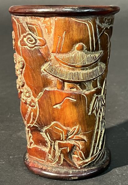 CHINE vers 1900. Pot porte crayon sculpté...