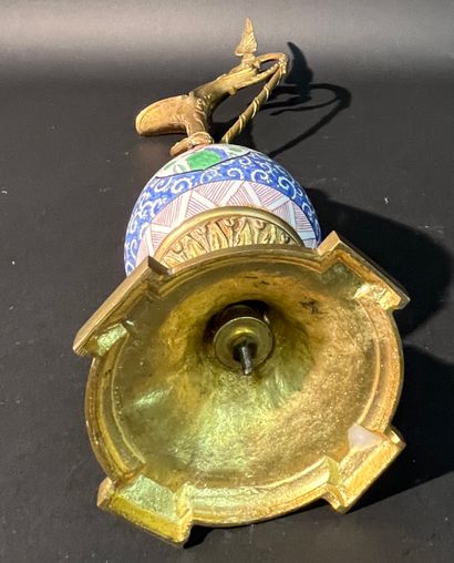 Grande aiguière en porcelaine surmonté d'un...