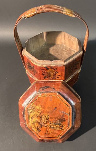 CHINE. Pannier garde manger en bois laqué...