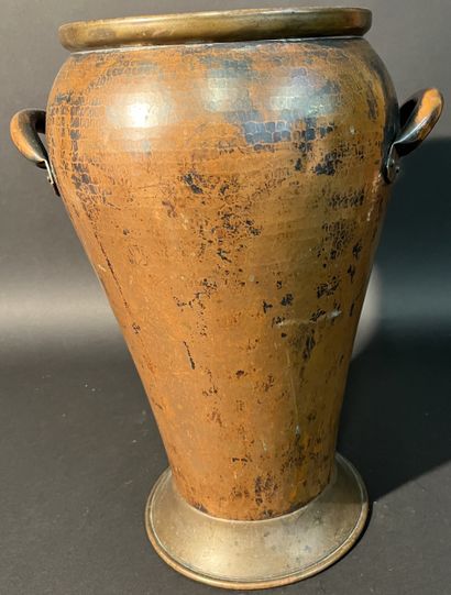 Porte parapluie ou grand vase en cuivre à...