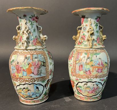 CHINE : Paire de vases en Canton vers 1900....