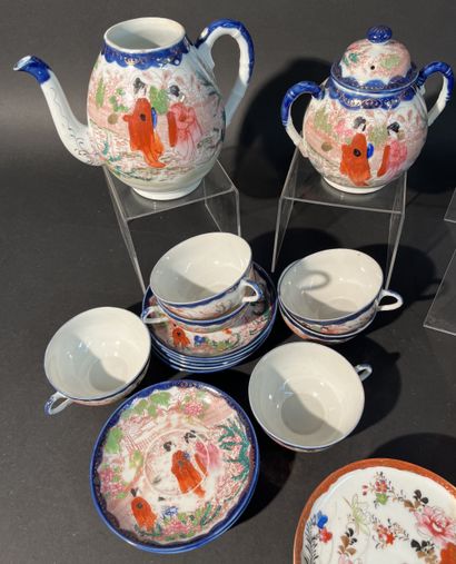 JAPON : Différents service à thé en porcelaine...