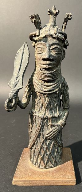 BENIN. Statuette en bronze représentant un...