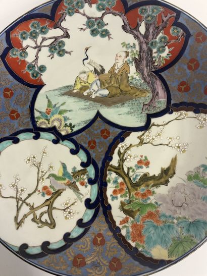 JAPON - Grand plat en porcelaine, époque...