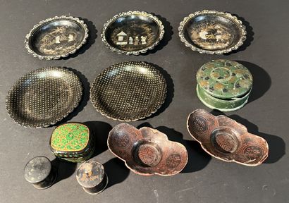 Collection de boites et plateaux incrustés...