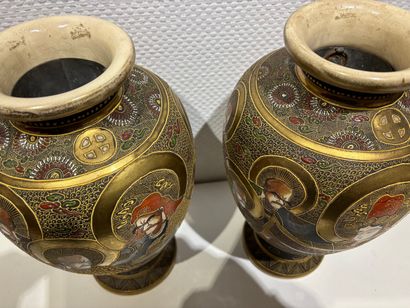 2 vases en Satsuma à décor de personnages...