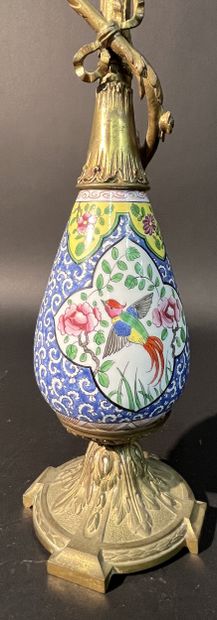 Grande aiguière en porcelaine surmonté d'un...