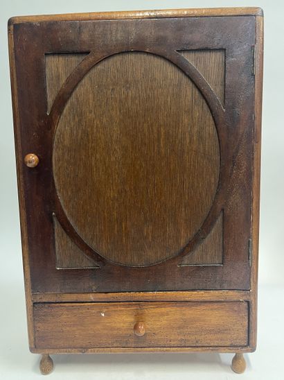 Armoire de poupée vers 1950 en bois. Travail...