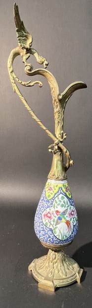 Grande aiguière en porcelaine surmonté d'un...