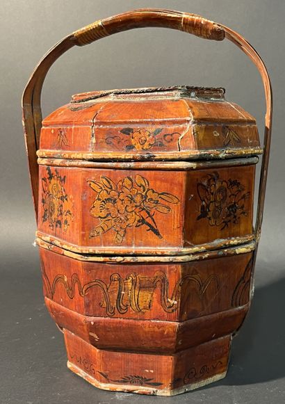 CHINE. Pannier garde manger en bois laqué...