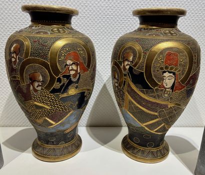 2 vases en Satsuma à décor de personnages...