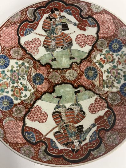 JAPON - Grand plat en porcelaine, époque...