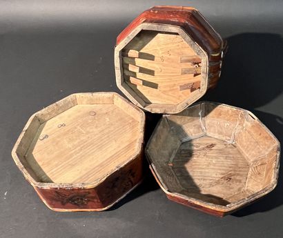 CHINE. Pannier garde manger en bois laqué...