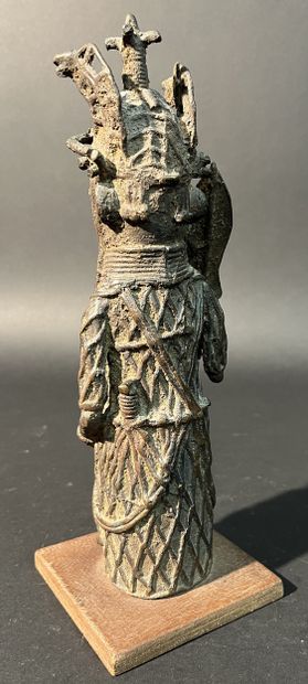 BENIN. Statuette en bronze représentant un...